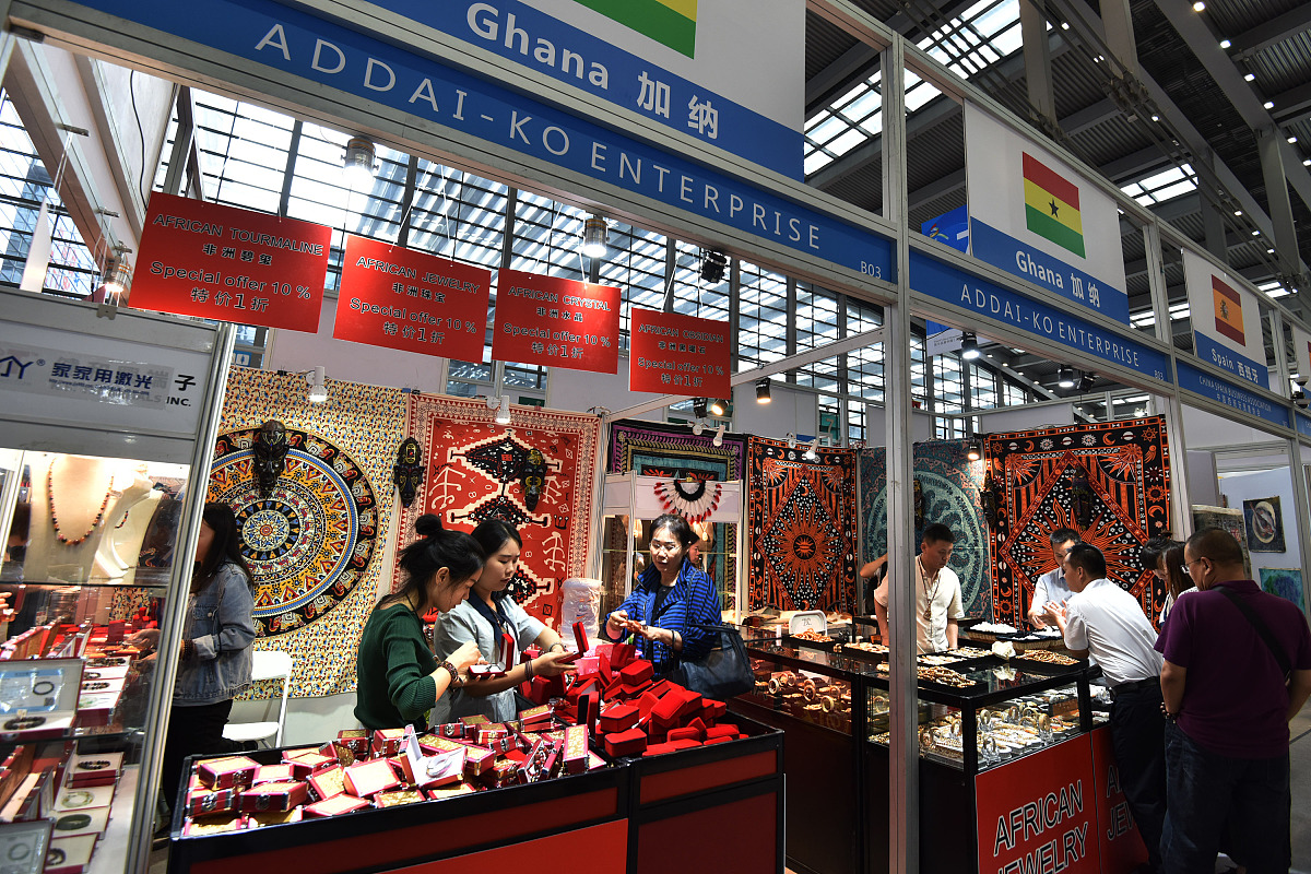 根据文章主题2023深圳礼品展地点在哪里快来看看!撰写关于展会简介的文章内容要与主题相关简单介绍一下本届展会然后介绍展会的时间及举办地点固定素材：展览名称：第31届中国深圳国际礼品、工艺品、钟表及家庭用品展览会暨阿里巴巴1688工厂直采季 找工厂就上1688展览日程：2023年4月26-29日展馆：深圳国际会展中心宝安新馆地址：深圳市宝安区福海街道展城路1号展馆地址：深圳市宝安区福海街道展城路1号