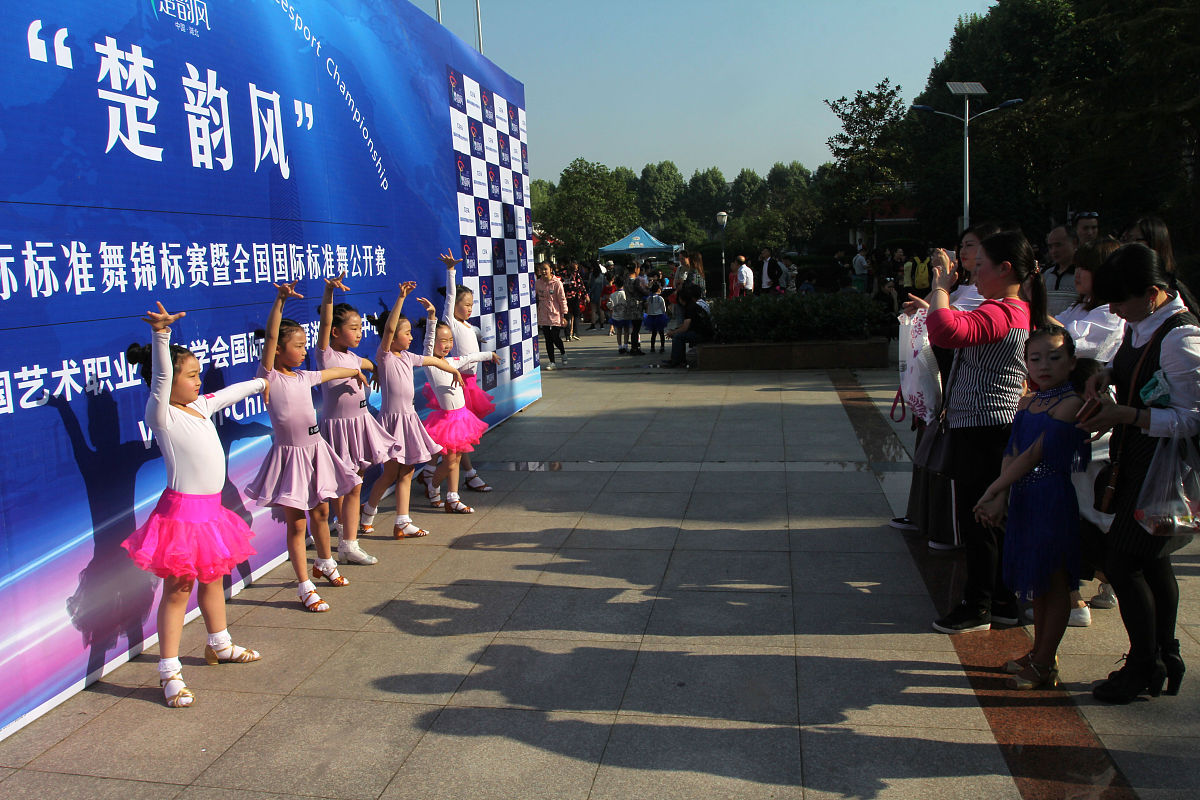 水的沸点随海拔变化的表达式推导及应用