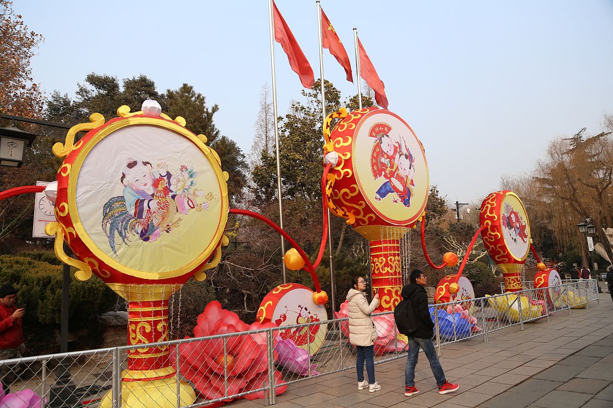 2019年1月12日,在济南趵突泉景区内,为迎接新春而布置的花灯已初显效