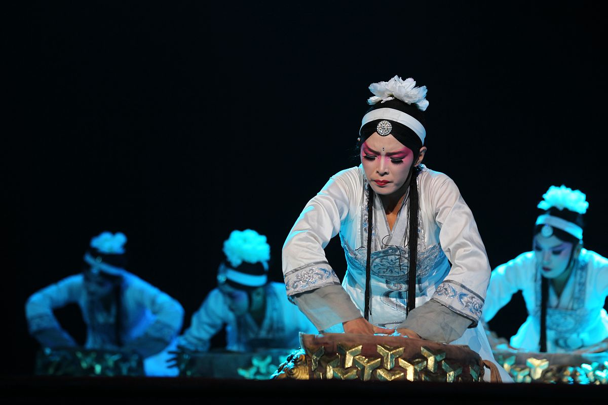 戏曲说出戏曲主人公、故事情节和表现的主题用245字帮我详细描述