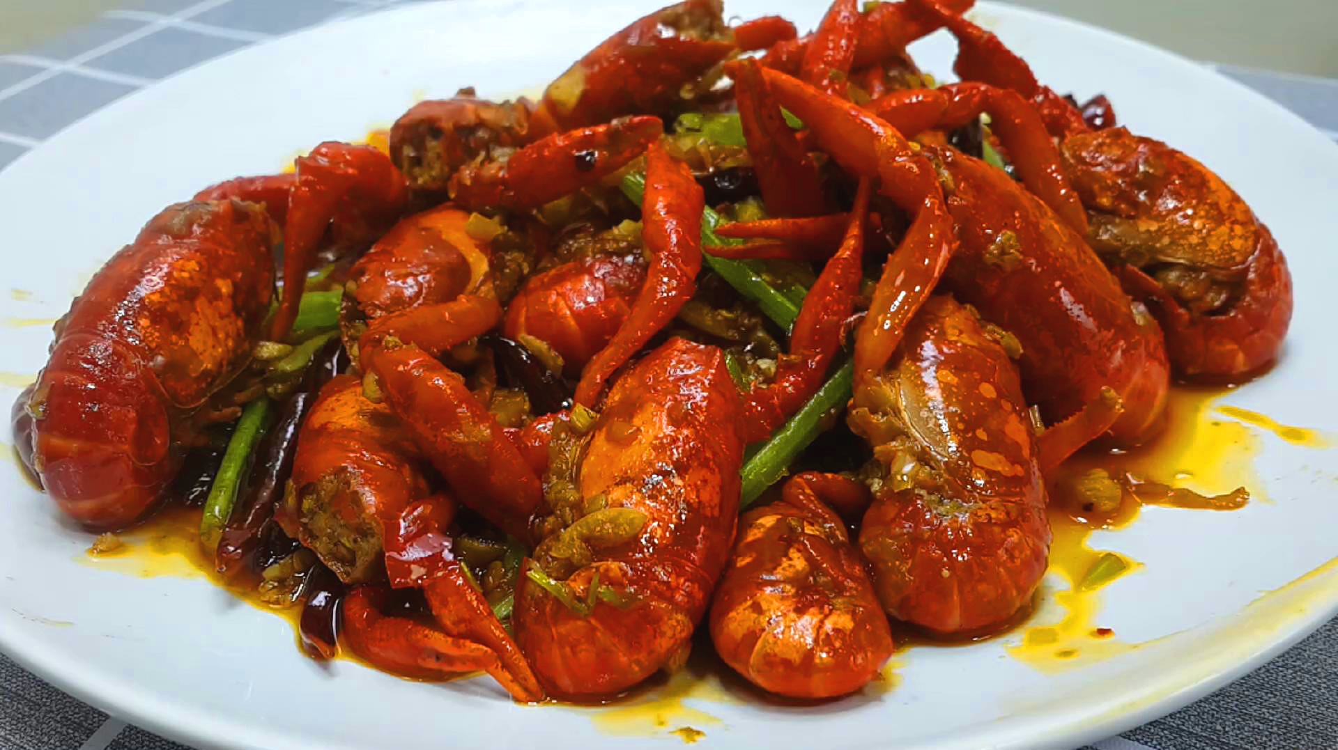 厨师长教你在家做小龙虾,比饭店卖的好吃,香辣过瘾,一看就学会