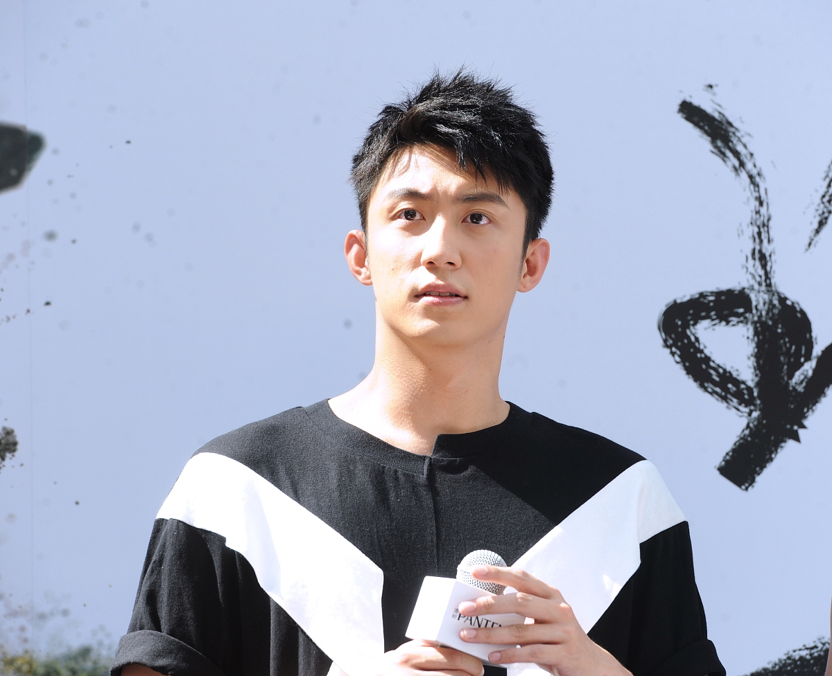 没睡醒?黄景瑜行程满档上海忙捞金 黑眼圈深陷痘痘隐现状态不佳