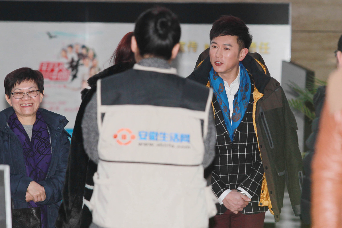 屈楚萧求助曹磊代开家长会：直面挑战，友谊助力成长