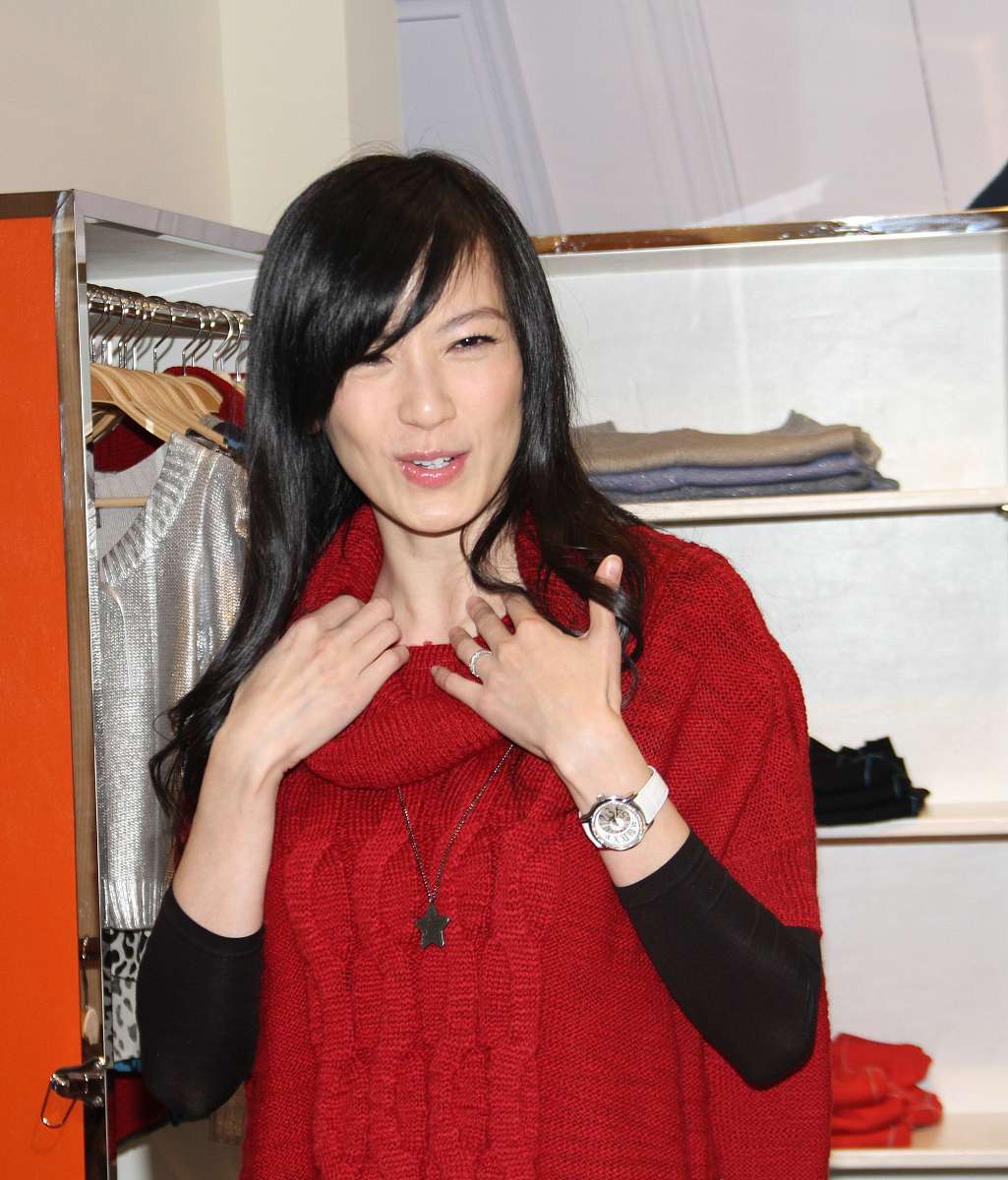 2012年12月15日,上海,林熙蕾为自己开的<strong>品牌</strong>店站台宣传.