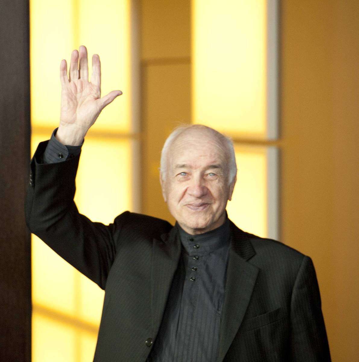 请给我一个以 救赎 为背景的 3到4个字的头衔