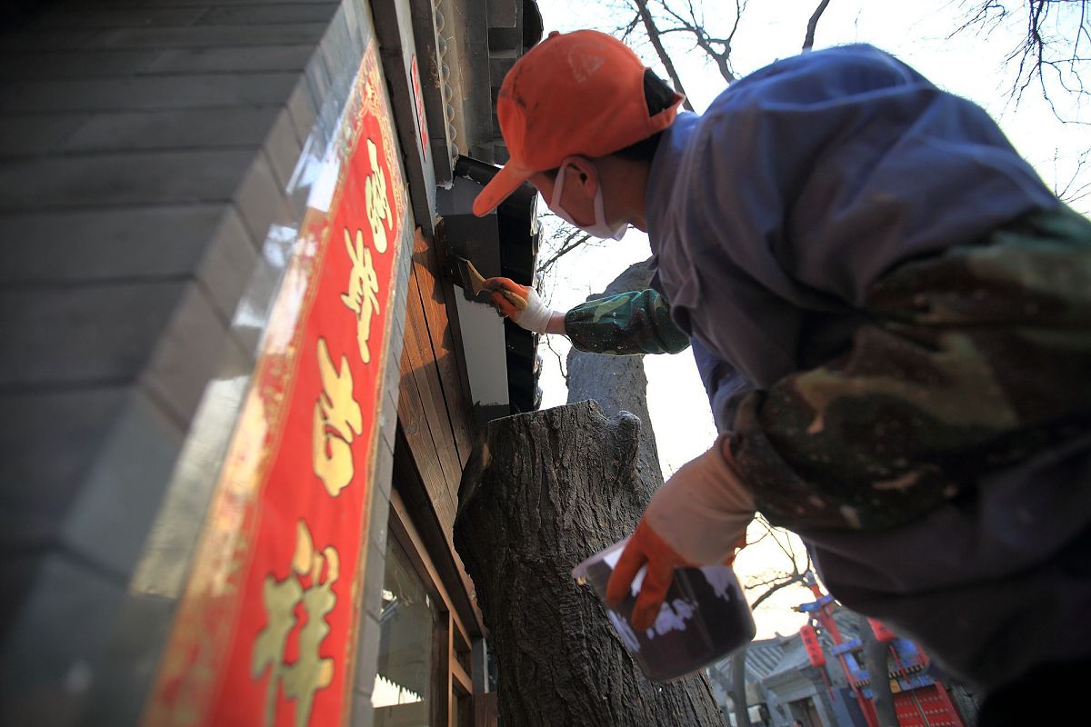 2016年12月7日,北京,南锣鼓巷的业态转型和风貌保护工作正在进行.***_