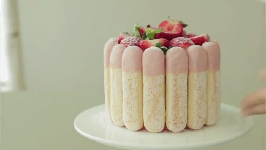 做款草莓夏洛特蛋糕,治愈失恋,有时候,尤其是在这炎热的夏天,我们需要一个冰凉爽口的甜品来照