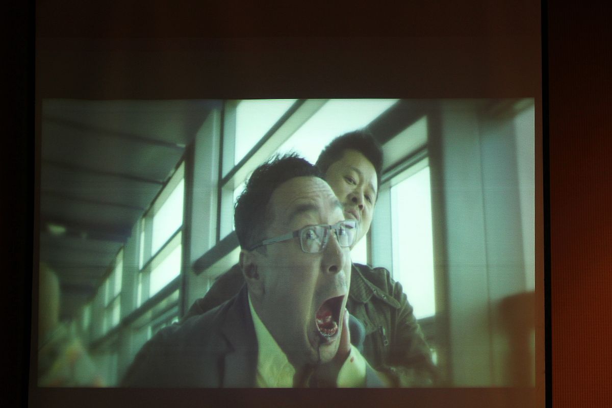 《无间道》镜头分析：移动镜头和推镜头如何营造紧张氛围