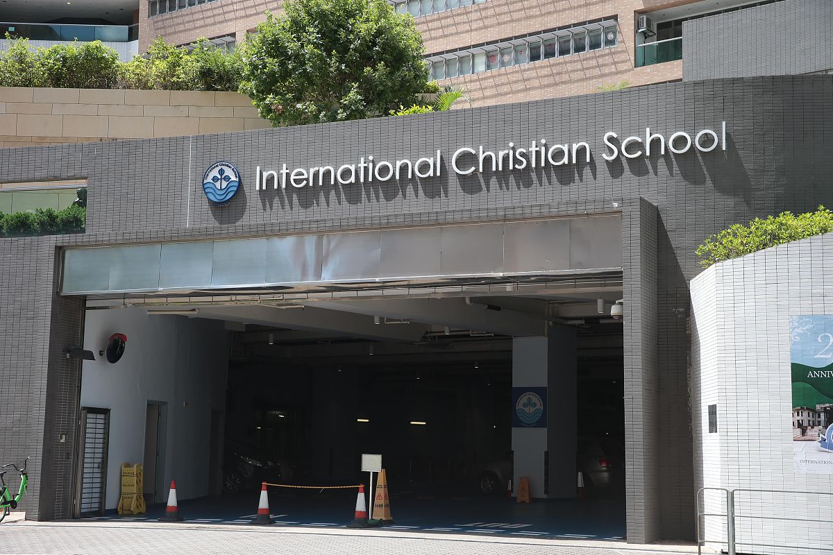 你是一名护理跨考公共卫生专业的学生，研究生复试被问及“为什么选择复旦大学“，你该如何用英文回答，要具体到公共卫生学院