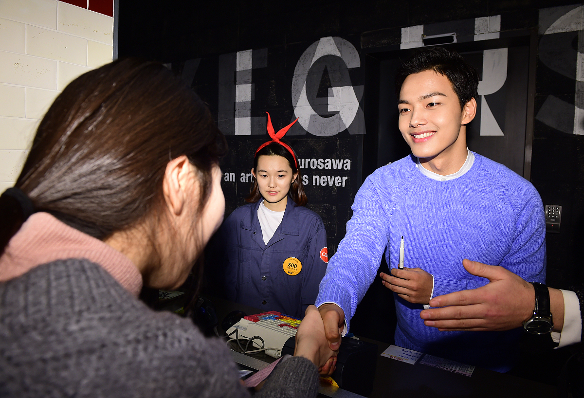 2015年1月29日讯,首尔,当地时间1月28日,吕珍九亮相弘益大学cgv影院宣