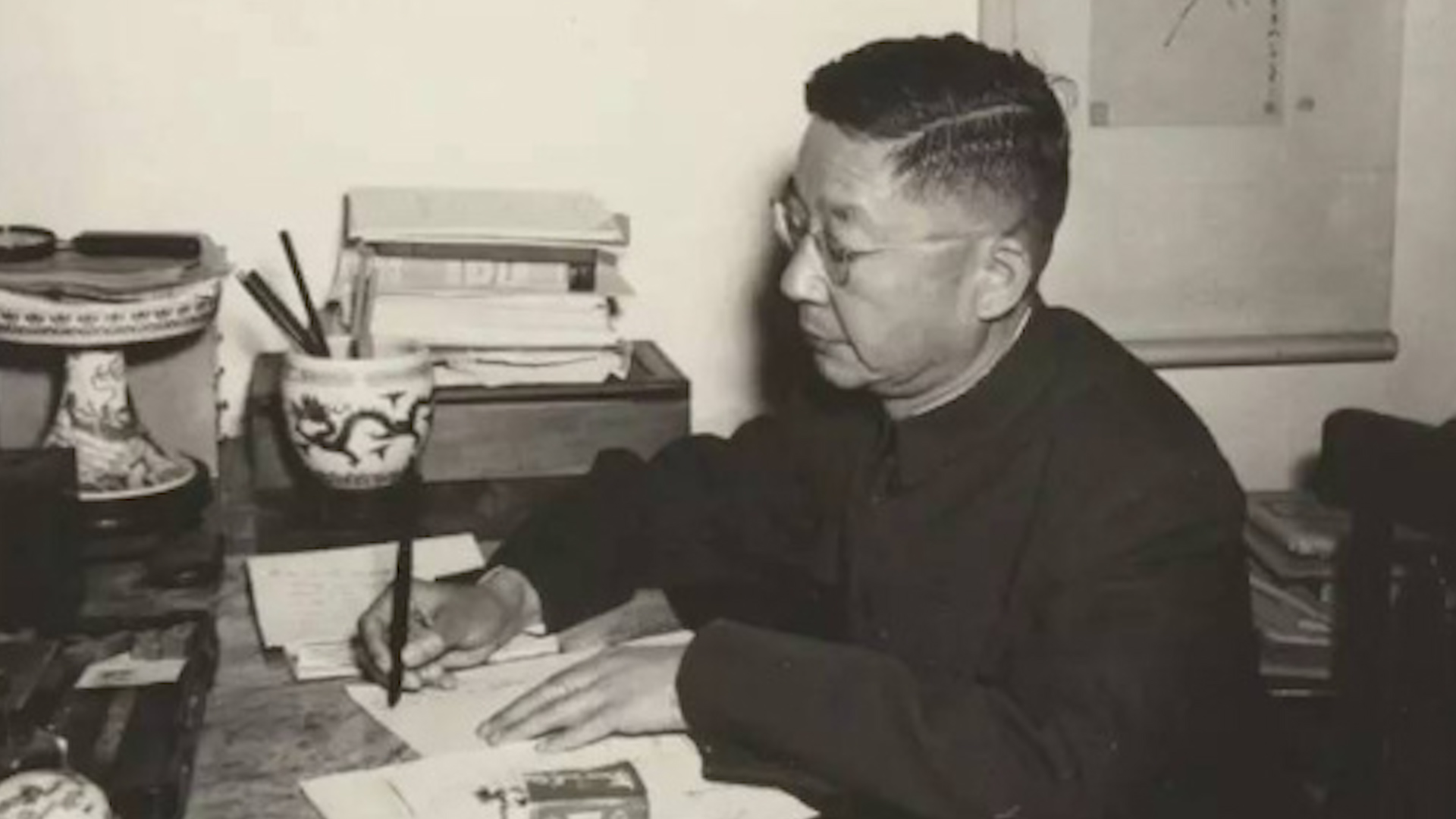 [图]历史上的今天｜1966年8月24日，文学巨匠老舍在北京投湖自尽