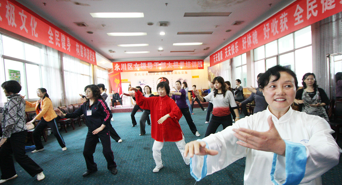 请你围绕老年教育、文体活动、油地融合三个方面对以下录入文字进行分类整理形成一篇三年来的工作经验汇报材料。文字材料如下：老年教育、文体活动和油地融合是桩西分校2022年的主要做法。在老年教育方面桩西分校建立了完善的组织机构和教学管理体系拥有高水平和稳定的教师队伍各专业严格按照教学计划开展教学注重因材施教实现了较好的教学效果。同时桩西分校突出党建引领注重办学社会效益广泛开展时事政治课和社会实践等活动引