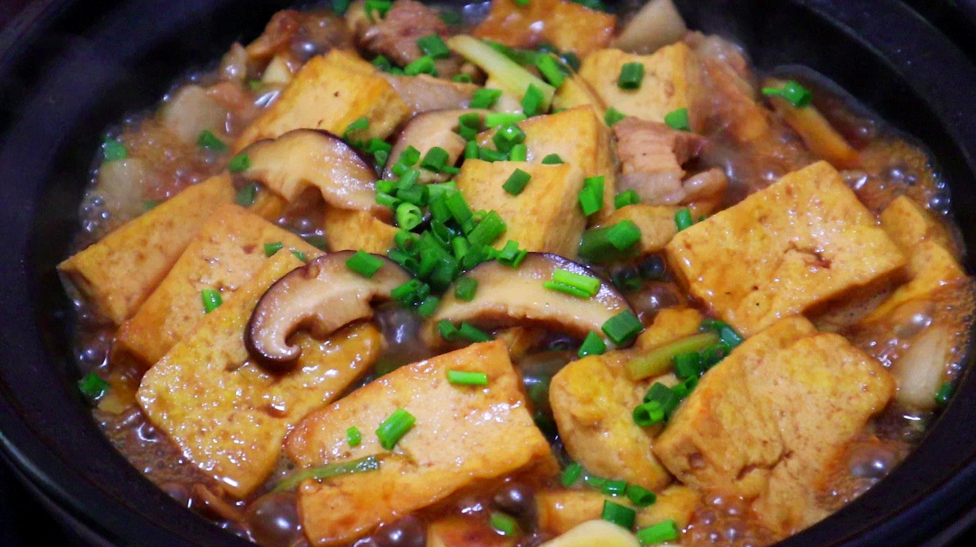 香菇炖豆腐越炖越好吃,出锅香气四溢,比红烧肉还过瘾,真解馋