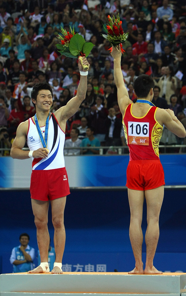 2010年11月16日,广州,2010亚运会男子自由操决赛.    2011年3月17日消