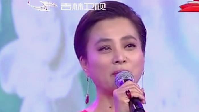 [图]李玲玉深情演唱《茉莉花开》一开口,就听醉了,真不愧是甜歌皇后