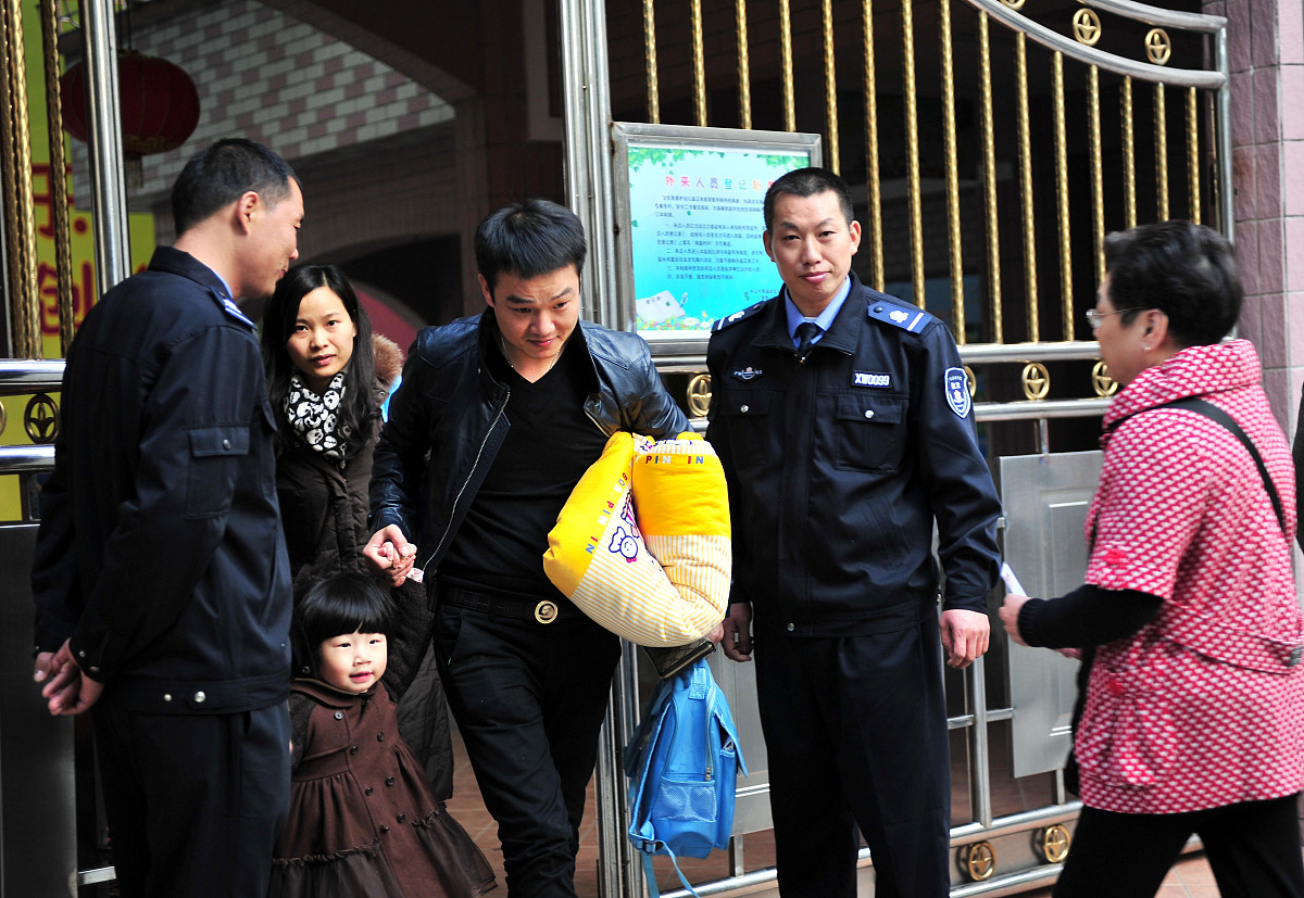 你是演讲稿专家帮我写200字小学家长委员会工作总结报告