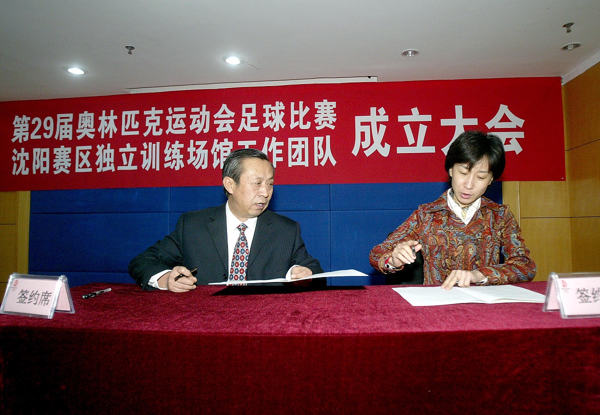 写一篇关于新形势下建筑施工安全管理中制定和执行严格的安全管理制度和规范过程中加强安全监督和检查力度的对策写成一段话的形式。