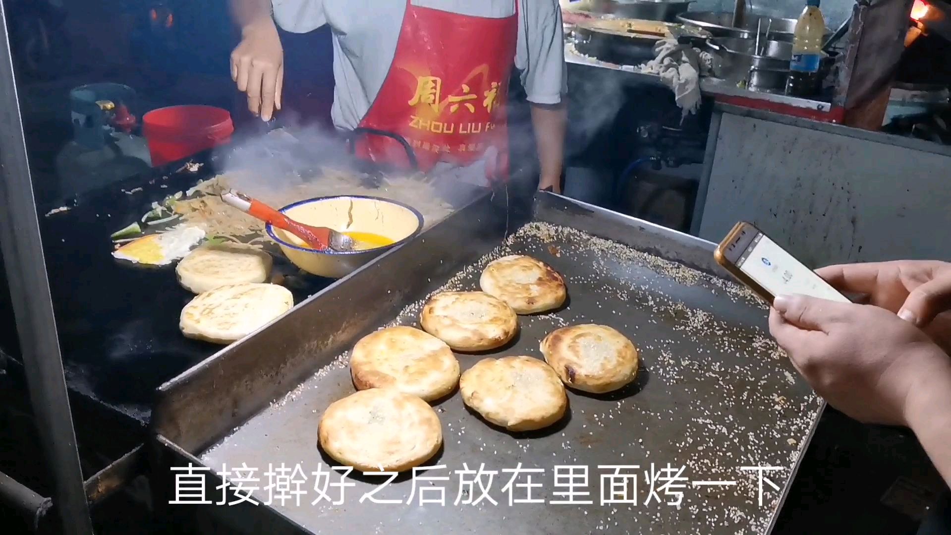 河南特色美食油酥烧饼,一元一个,生意就是火爆。