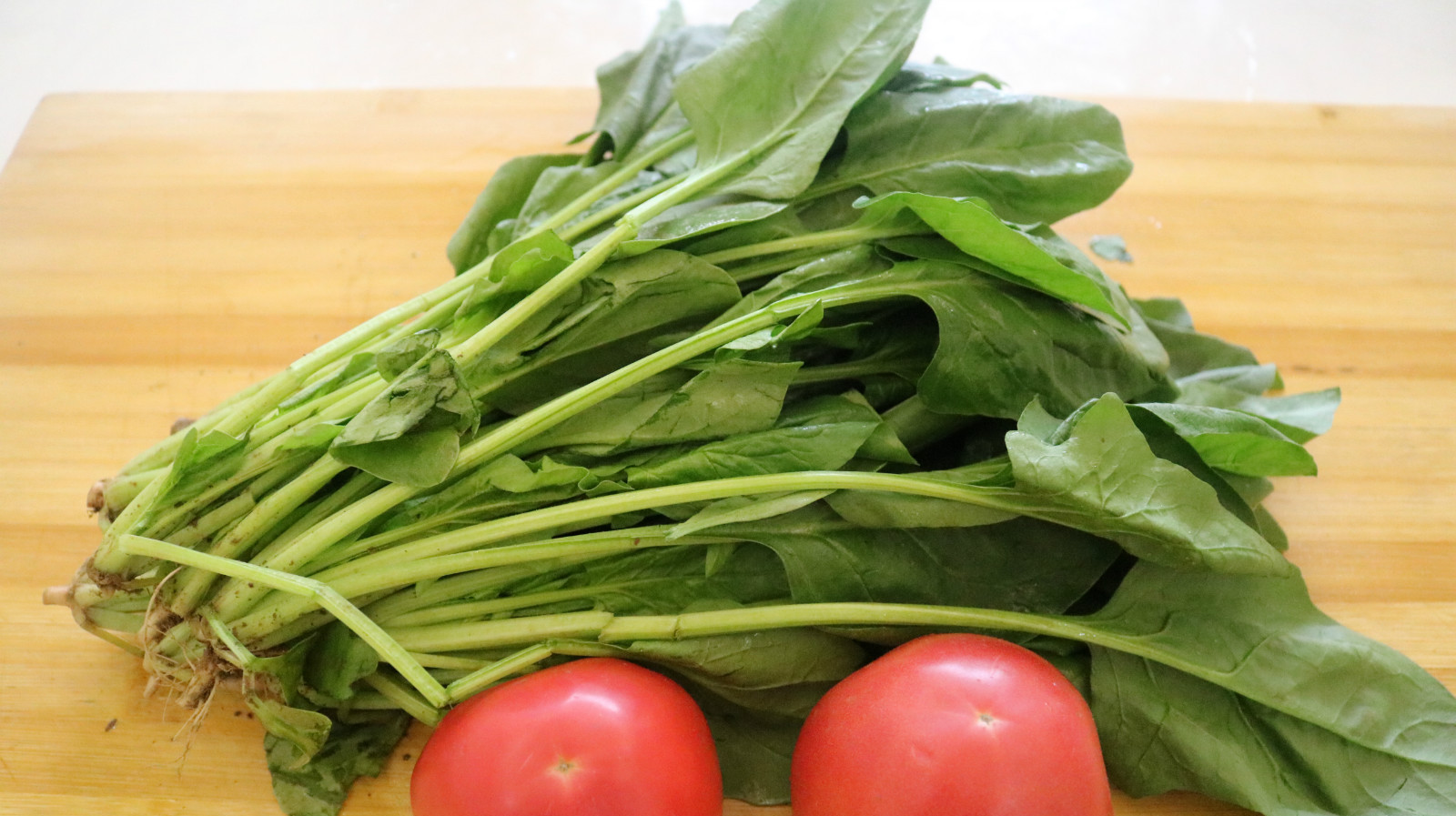 立秋后多吃菠菜,补钙又补血,再加2西红柿,营养开胃,上桌就光