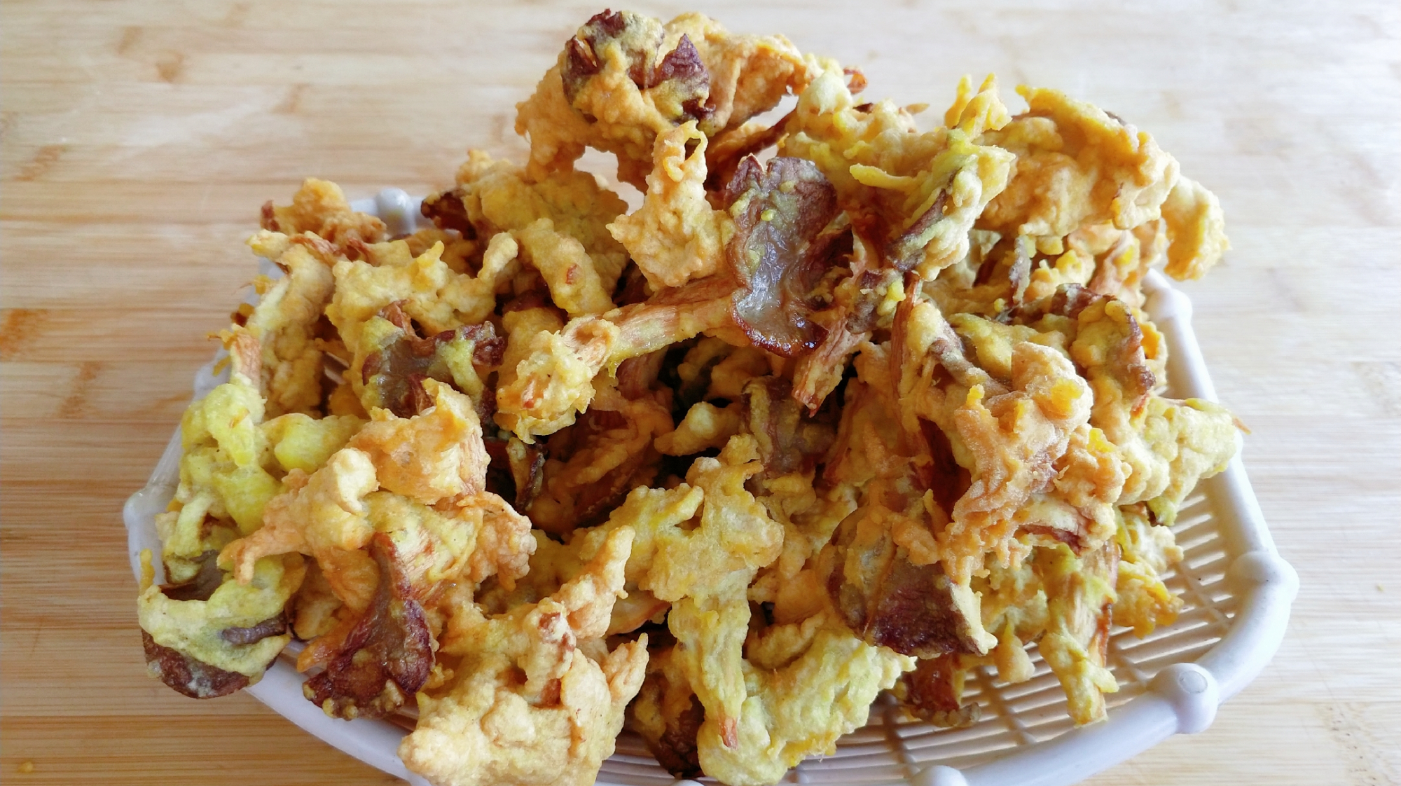 一朵蘑菇两个鸡蛋,一撕一搅,不炒不炖,香酥美味,做法简单好吃