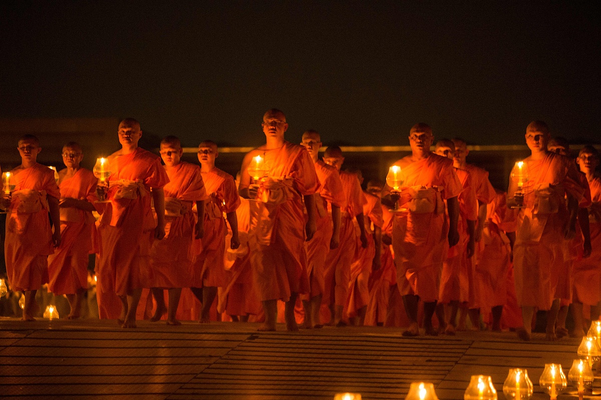 当地时间2018年3月1日,泰国曼谷,上千僧侣和佛教信徒聚集法身寺祈祷,