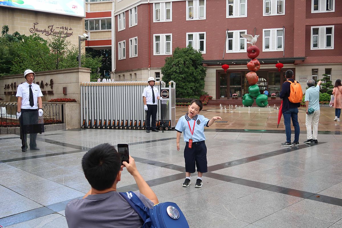 2019年9月2日,开学第一天,上海市第一师范学校附属小学校门前一片繁忙
