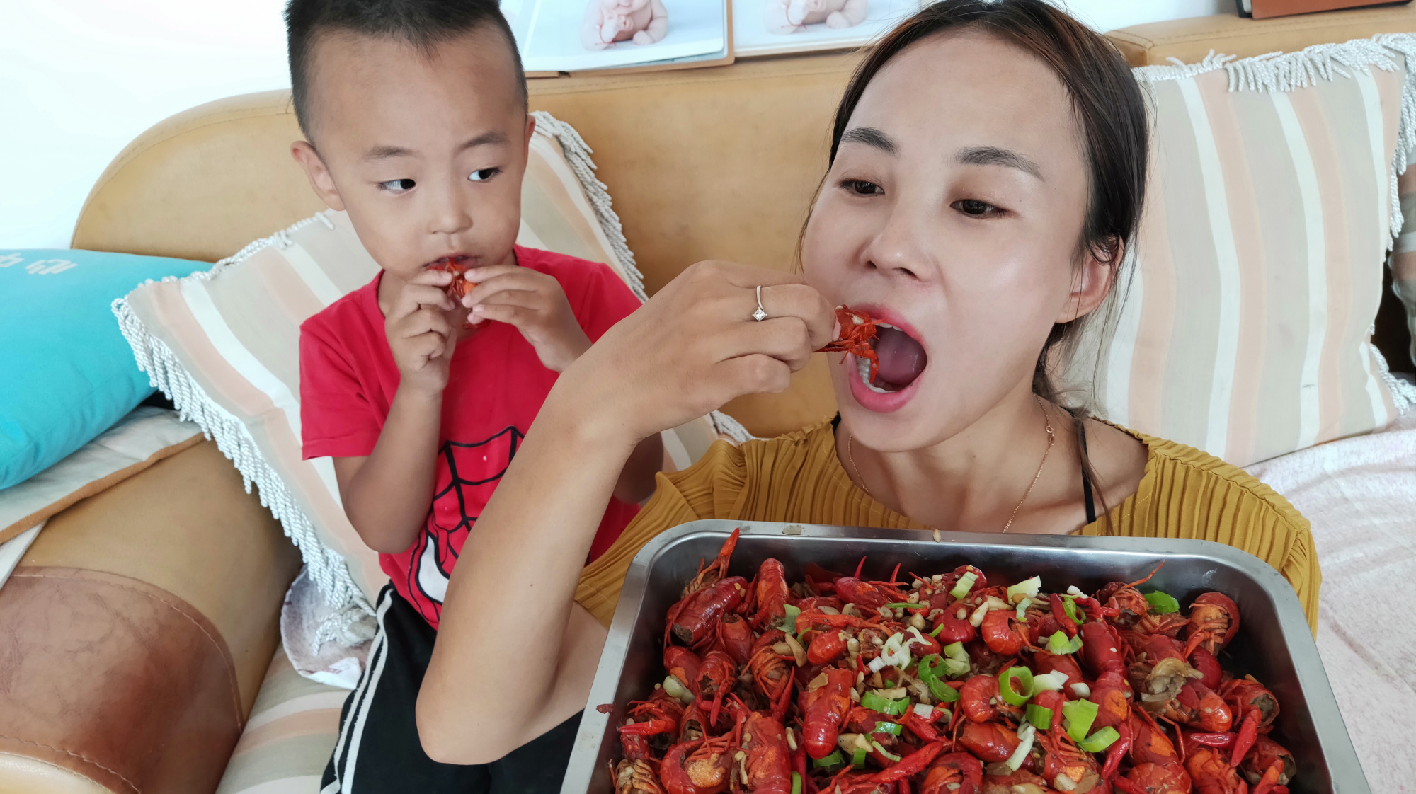 小龙虾配俩大河蚌,香香辣辣,龙虾不够汤来凑,老爸多喝一碗酒!