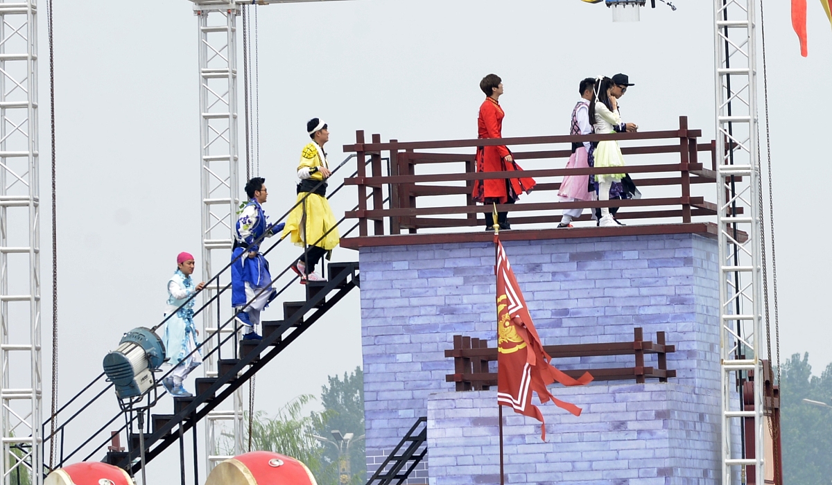 2015年9月8日,洛阳,《奔跑吧兄弟》第三季热拍.***_***   邓超,李晨,