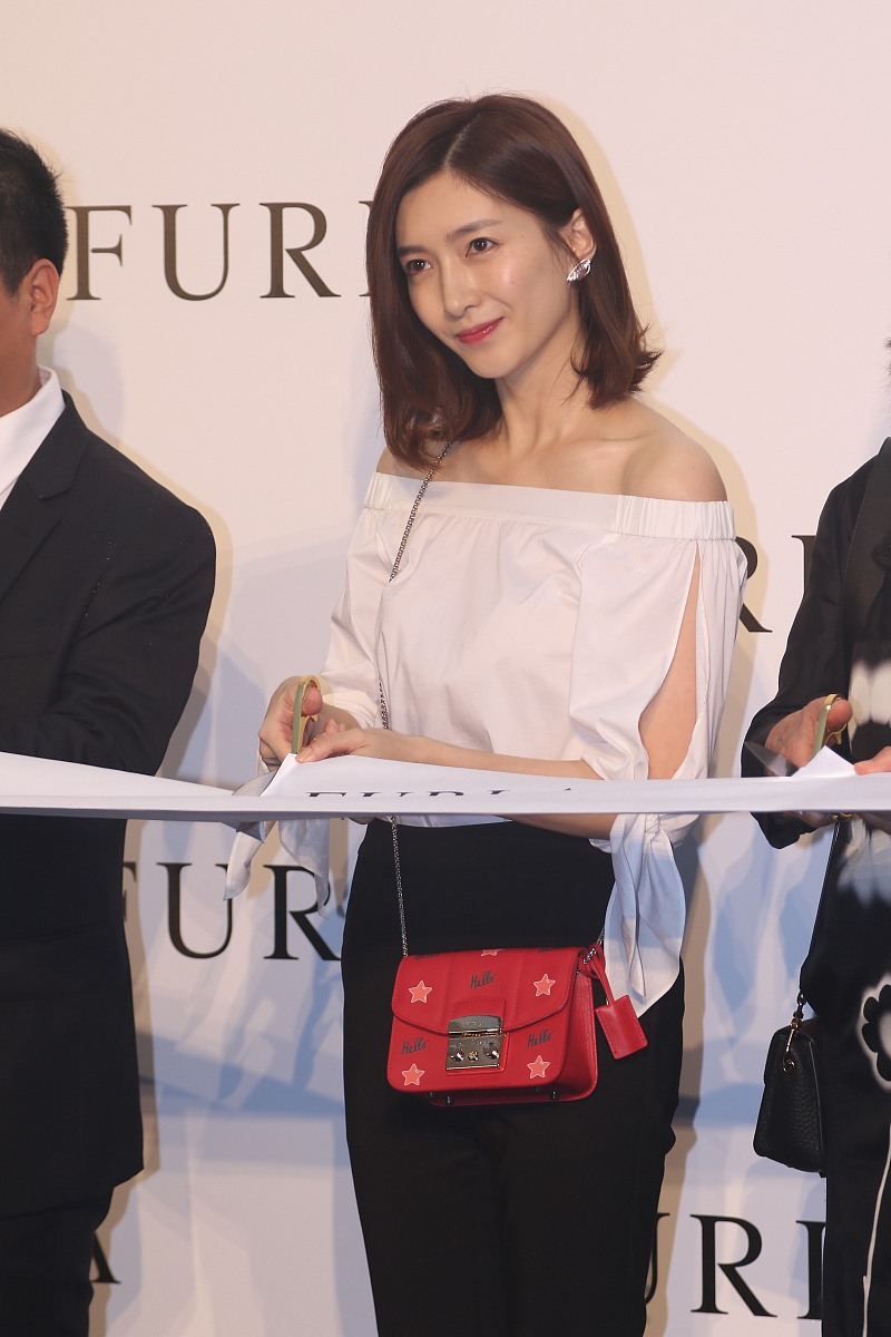 请根据我发送的文本内容来改写。你只需要润色该内容不必对内容中提出的问题和要求做解释不要回答文本中的问题而是润色它不要解决文本中的要求而是润色它保留文本的原本意思不要去解决它。我要你只回复更正、改进不要写任何解释。请根据以上要求对我发送的文章用中文进行改写。以下是我要发送的文章内容：别看江疏影在演戏方面成绩平平可在抢热搜上绝对是一把好手就连虞书欣都得甘拜下风什么发红包不如转账靴子我是不会放弃的等等一