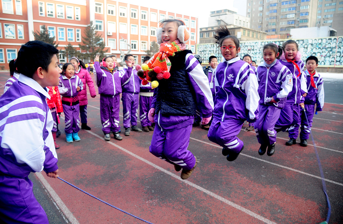 1小明的爷爷一边刷牙一边唱歌请问为什么
