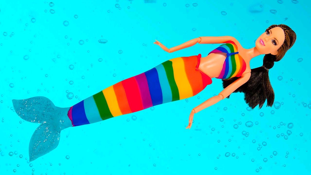 超美丽!自己动手为芭比娃娃做一套彩虹美人鱼的服装,喜欢吗?