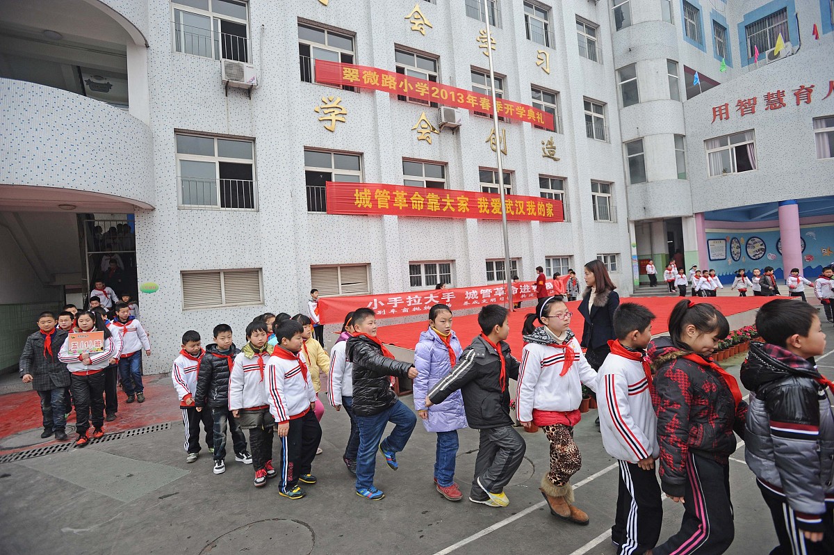 ***_***2013年02月25日,武汉市翠微路小学开学第一天,学生们按班级为