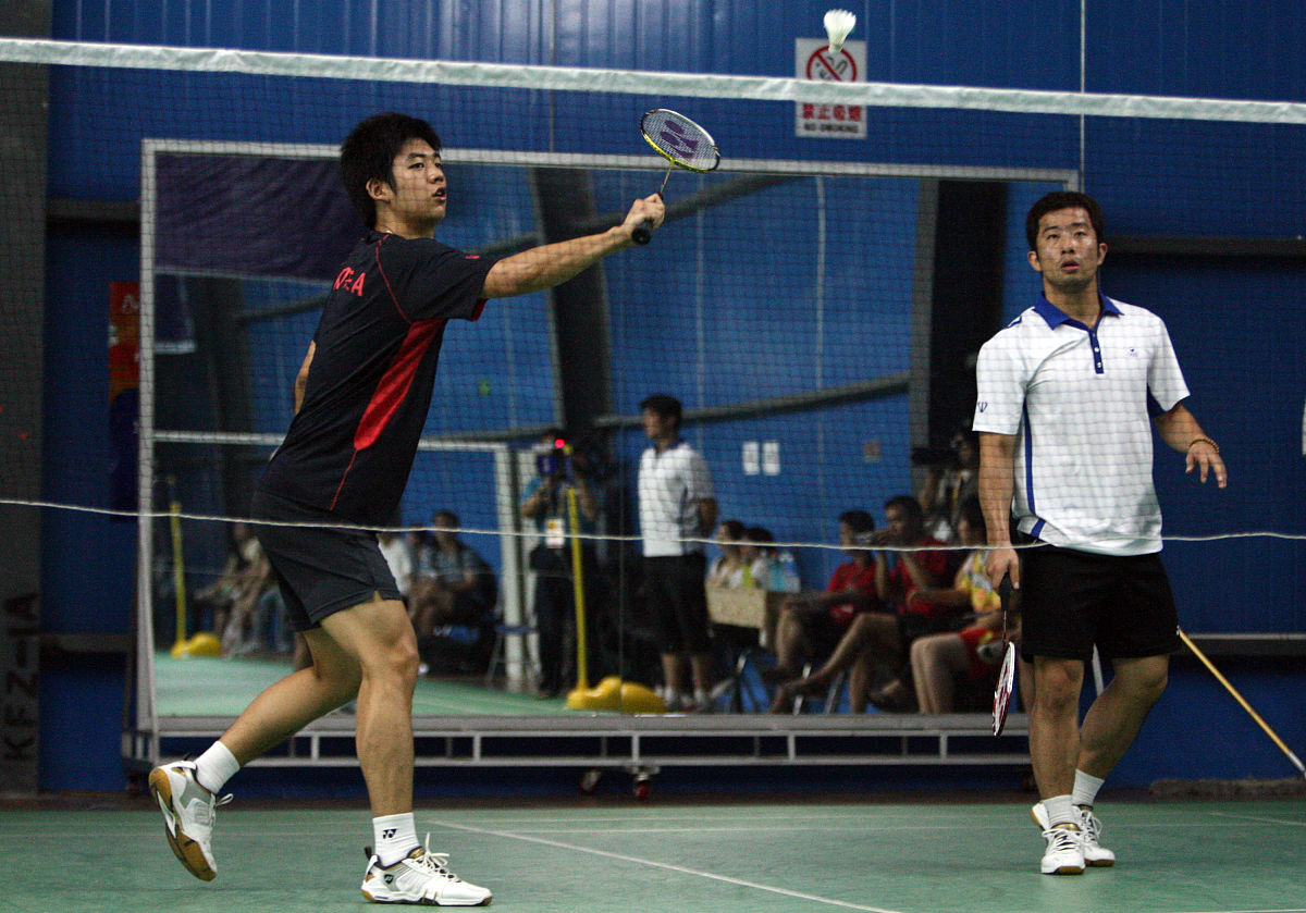 详述羽毛球正手发后场高远球技术、正手击打后场高远球技术要领