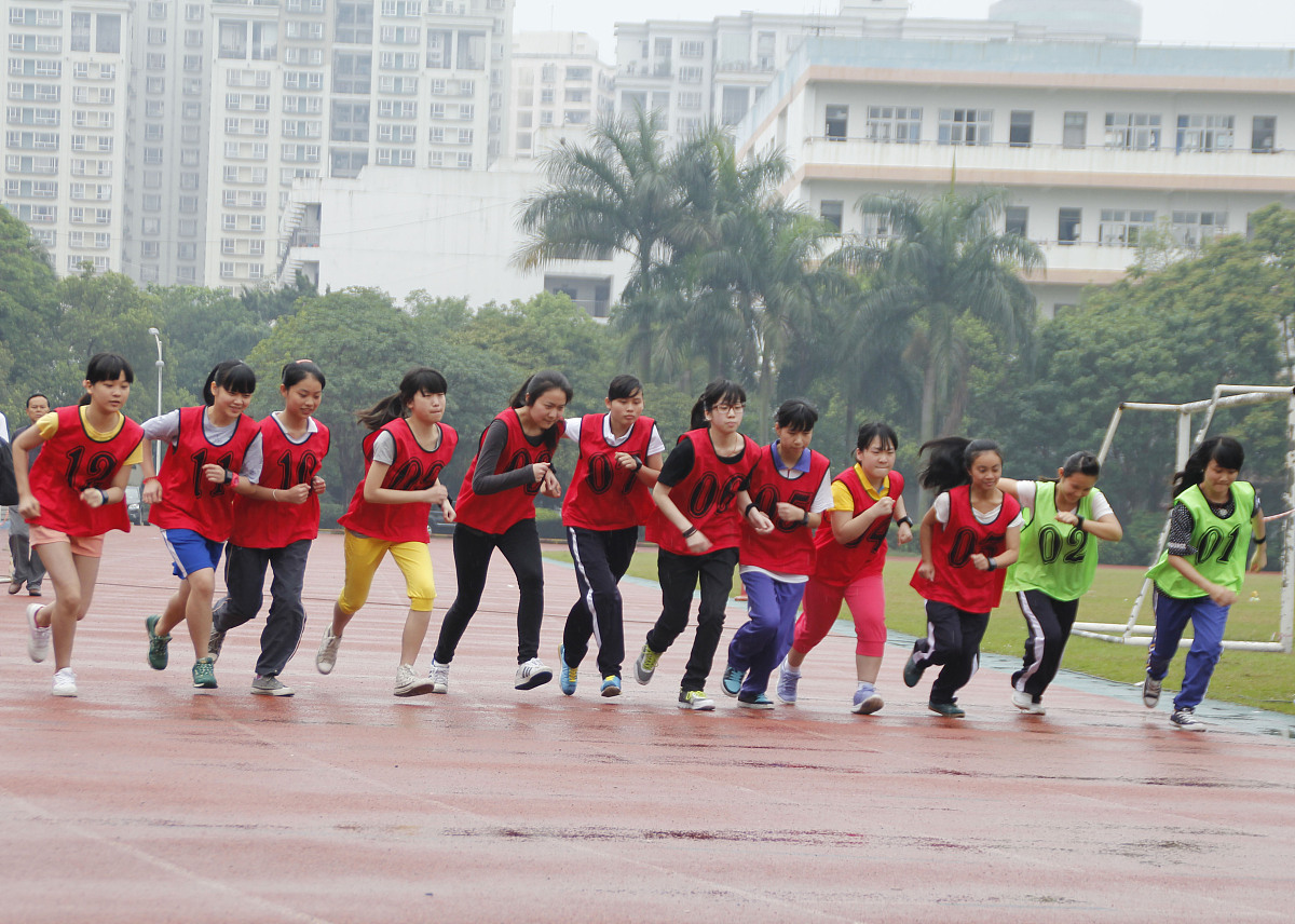 2013年4月17日,海南海口,学生在进行体育中考女生800米跑考试.当天,海