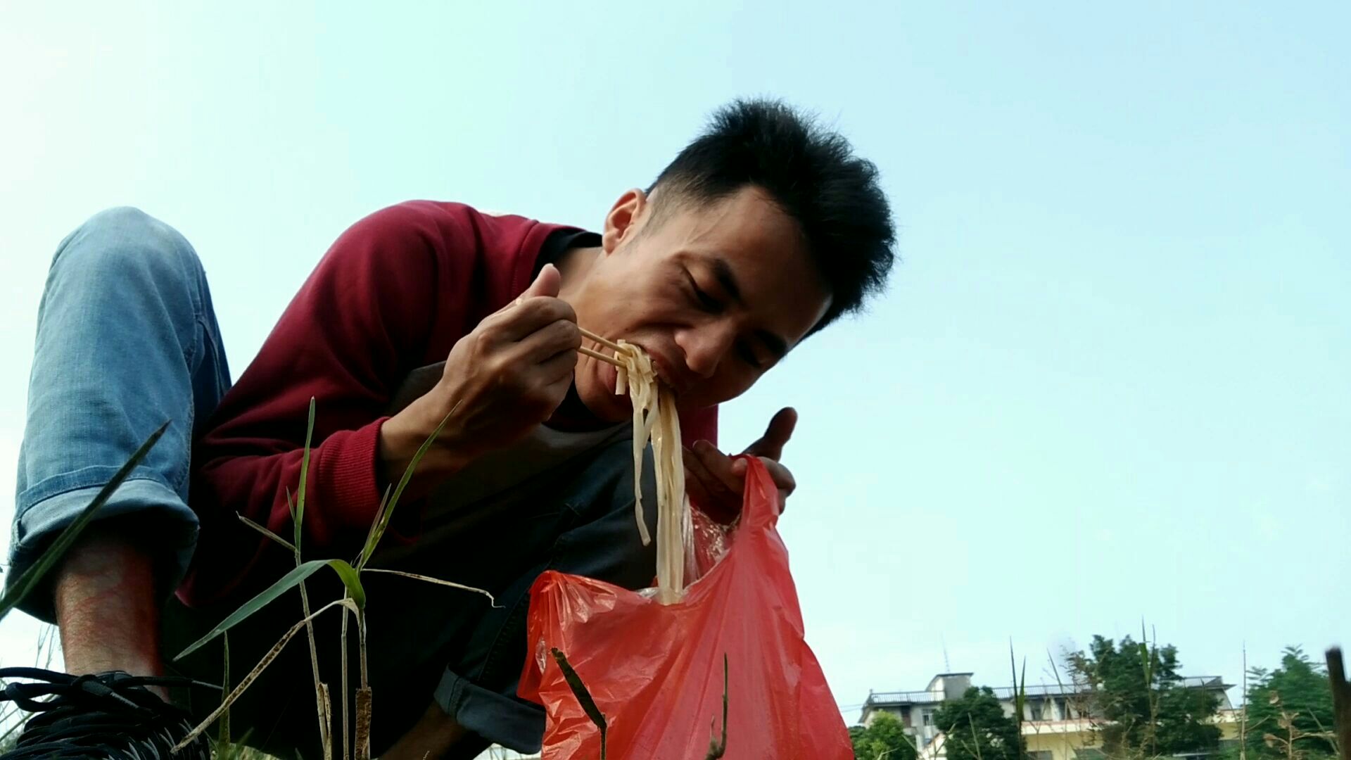 小伙子打包了一份汤粉竟然用塑料袋子装,太奇葩了