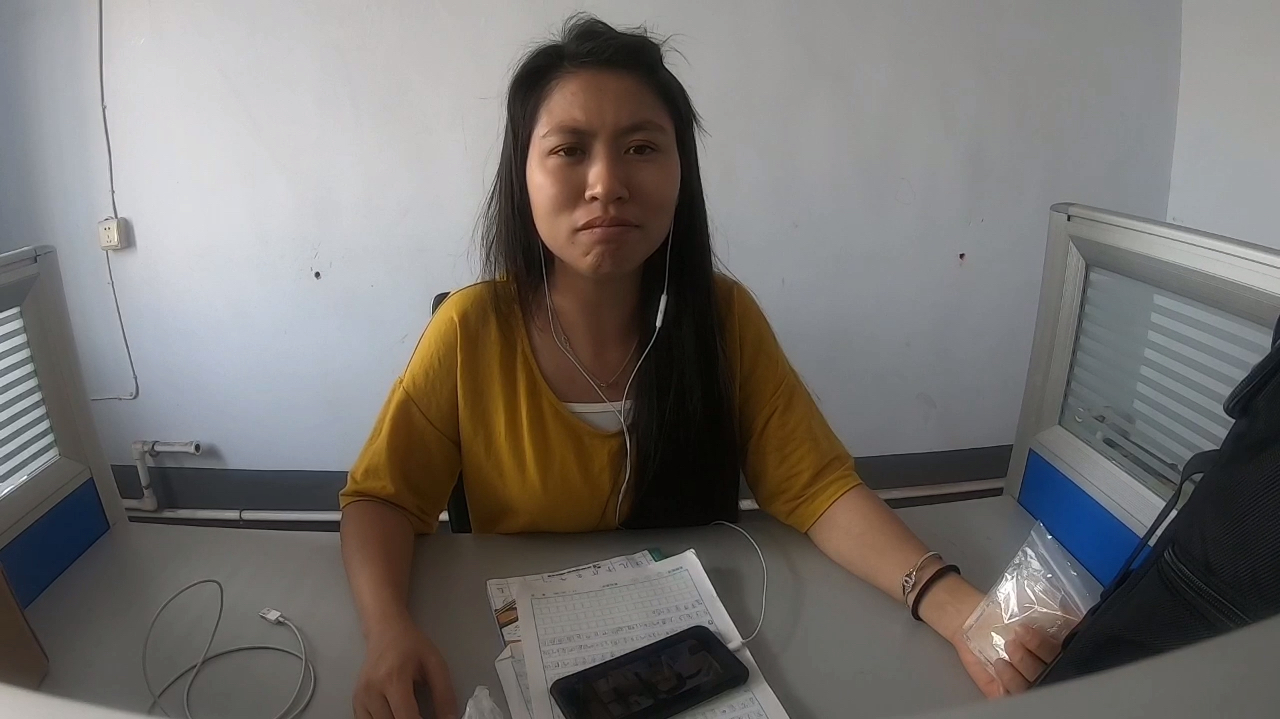 带老婆去上班,她想念家乡的味道,先吃黄焖鸡米饭安抚一下