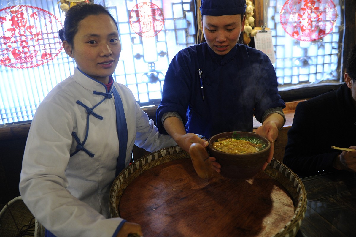在饭店吃饭出门时和另一个人碰头了饭店的老板有责任吗回答加拓展。