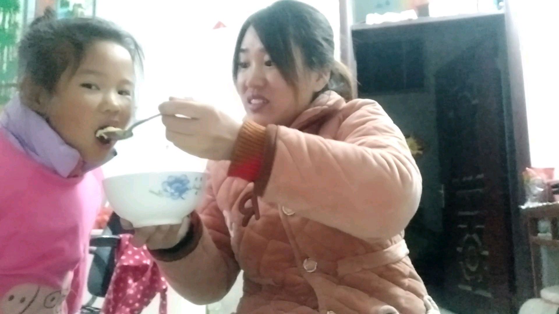 农村孕妇用鹅蛋炖的鹅蛋羹,营养丰富,女儿吃着说美味!