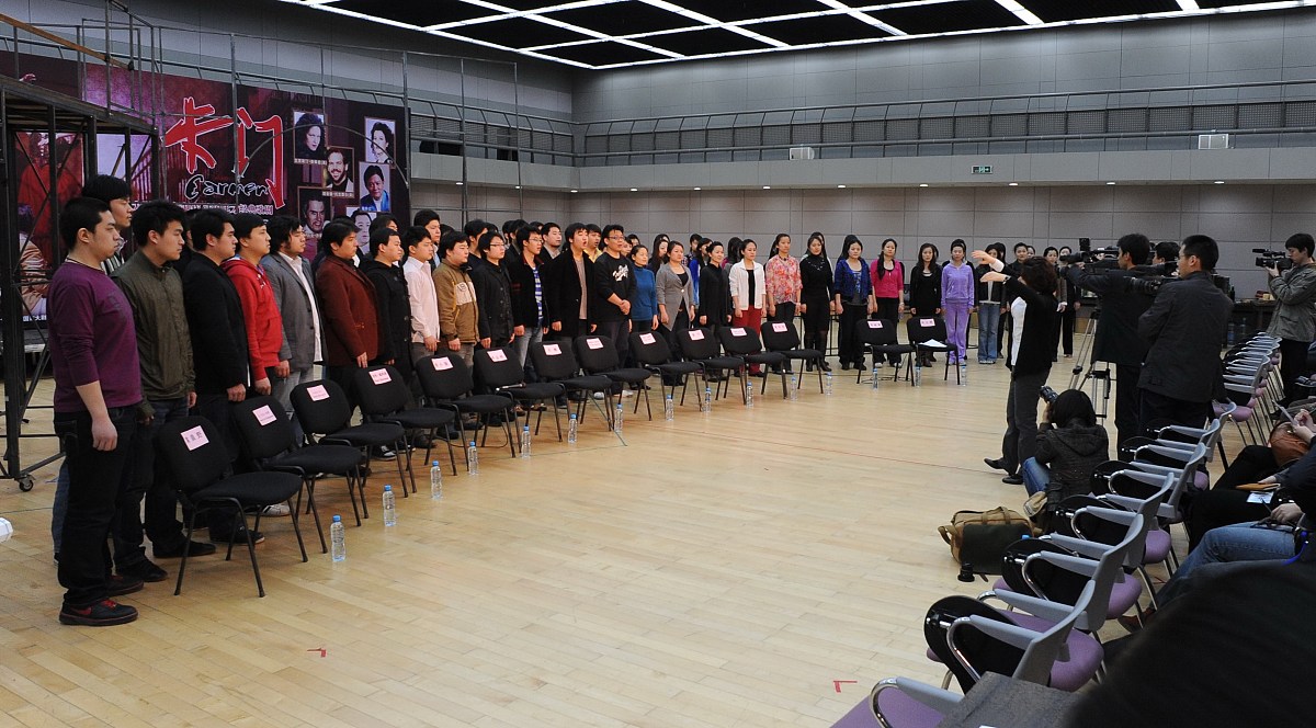 2010年4月27日,北京,全新版本的歌剧《卡门》发布会举行.***_***合唱
