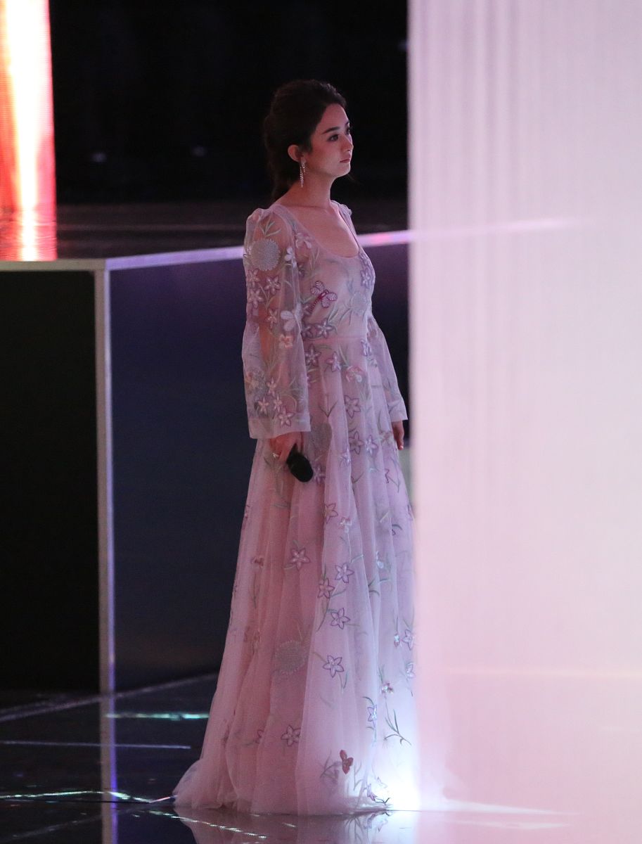 你将扮演新媒体专业大学生，解答此多选题：以下属于直播个人情绪管控技巧的是( )
A利用肢体语言，昂首挺胸，坐姿端正
B把控全场，与直播间人员要有交流
C眼睛注视摄像头，专注度要提高
D保持微笑，不要把情绪表现在脸上