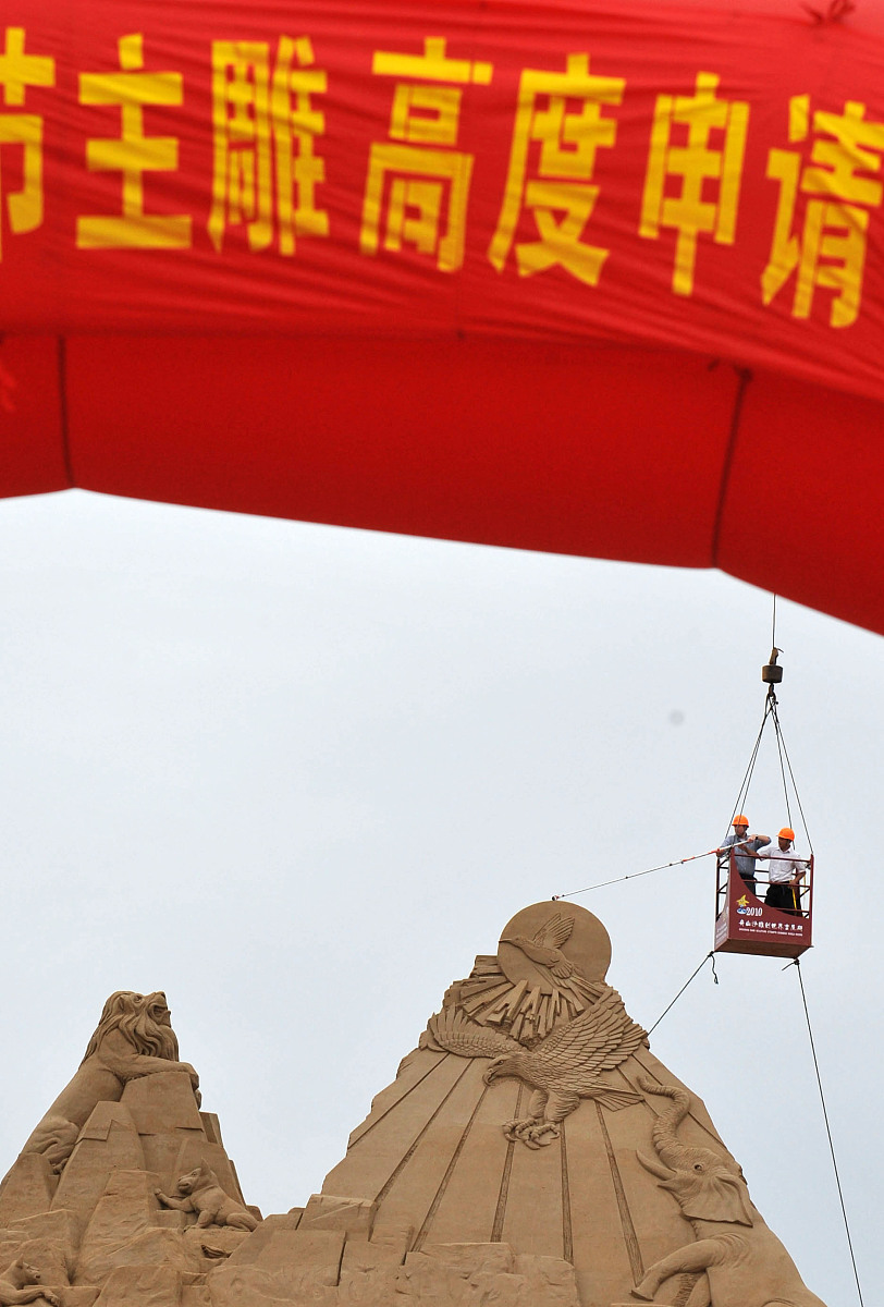 ***_***2010年9月29日,浙江舟山,工作人员乘坐吊篮测量沙雕《为什么蜂