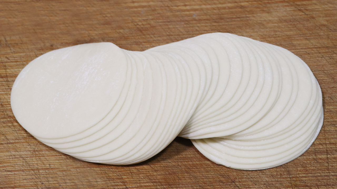 饺子皮不要包饺子了，加上红薯，一捏一转，比肉包子还好吃还简单