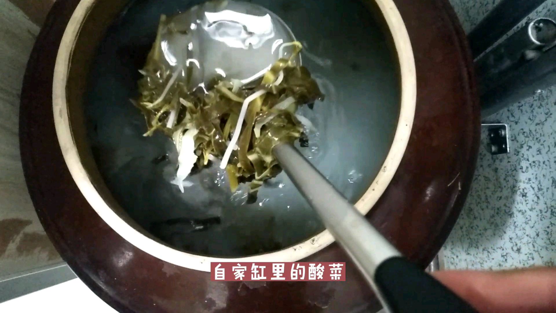 韩国泡菜世界闻名,西北酸菜却走不出去,小伙自做酸面片,很酸爽