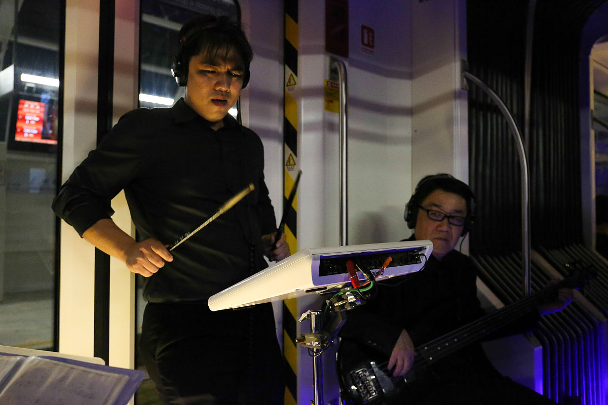 2015年12月1日,广州,一台"微距"音乐会在珠海区一有轨电车上演.现场演