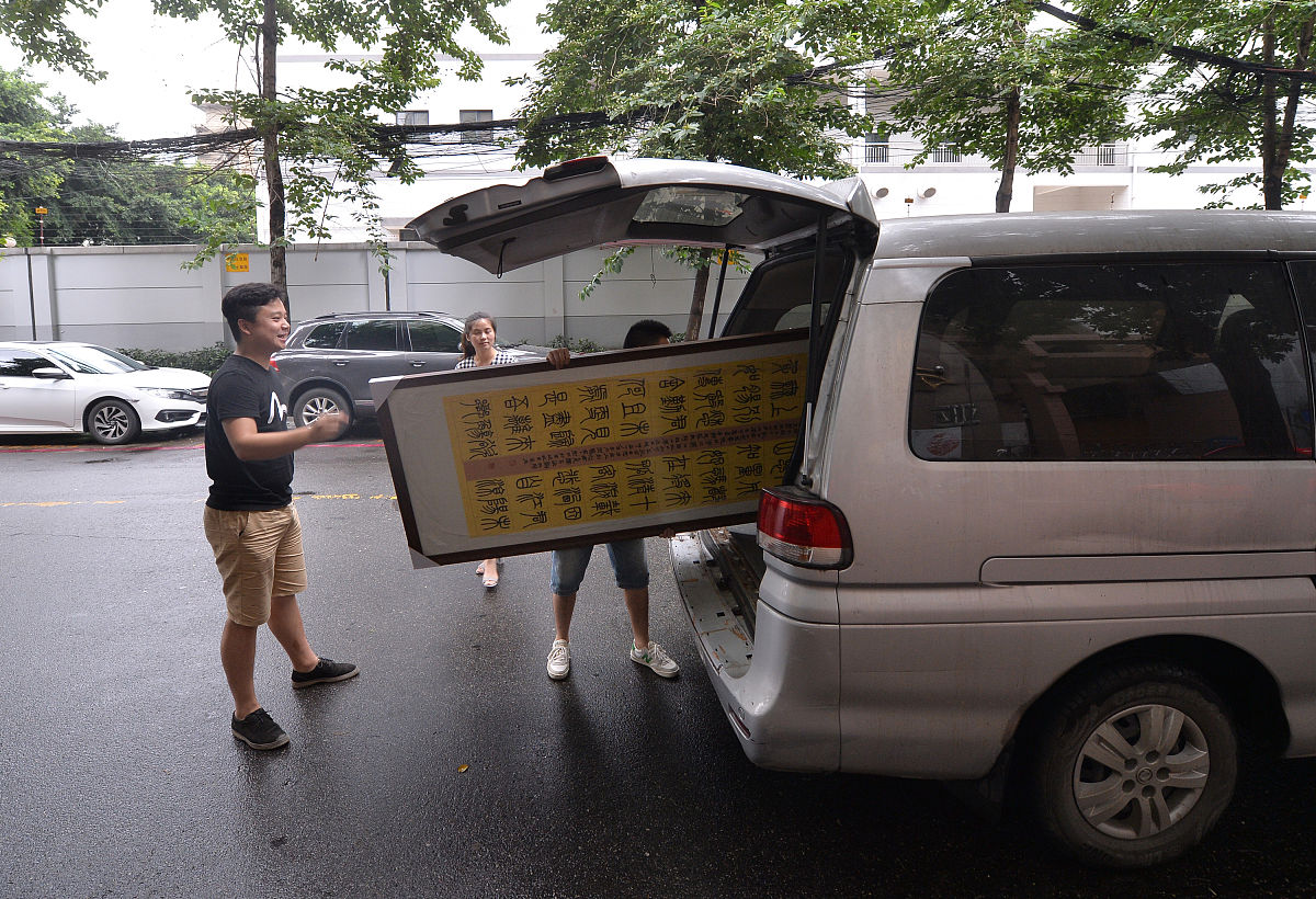 2017年7月5日,成都,"炊二哥"火锅抢得书法作品,准备安放在正在装修的