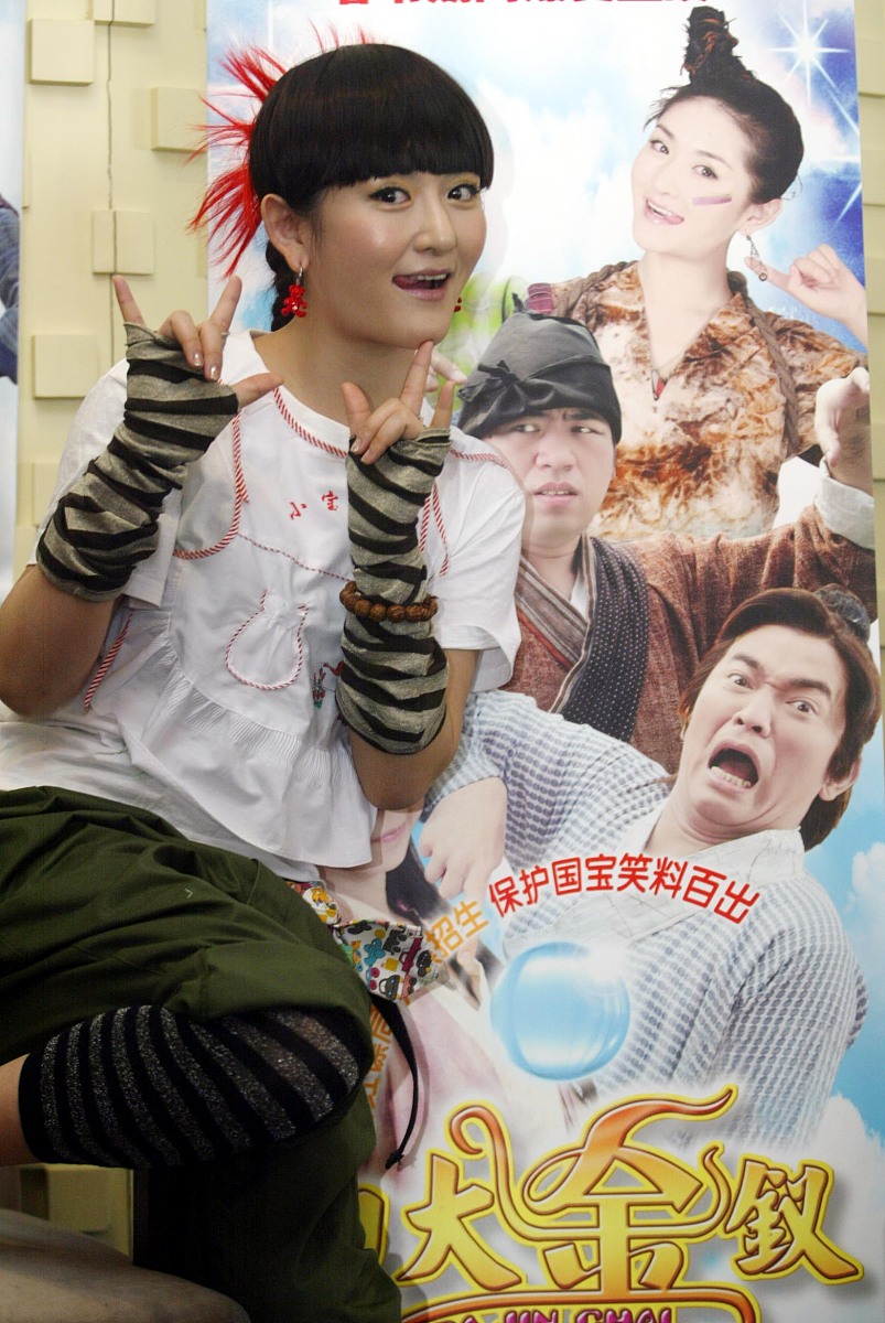 2007年2月5日,国内娱乐圈多栖明星谢娜身着一件可爱的小宝宝肚兜来到
