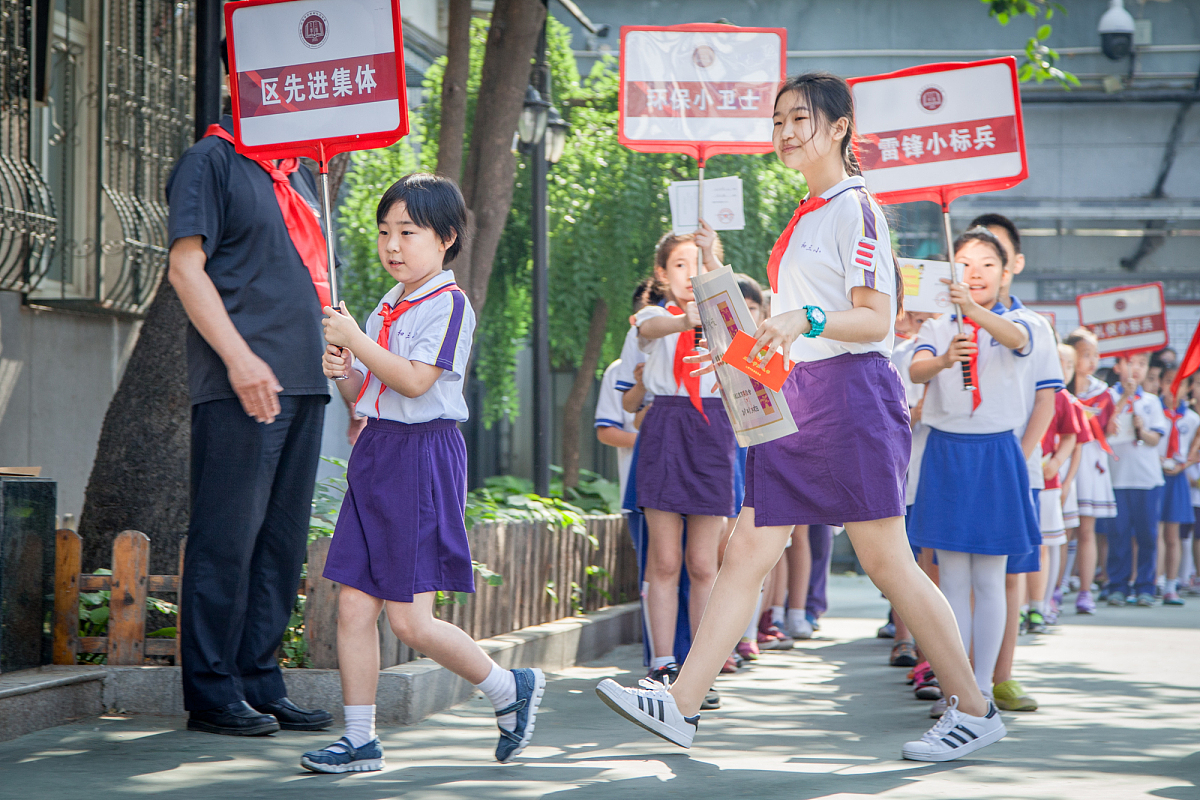 成为优秀的人：努力学习，积极参与社会公益，保持良好品德