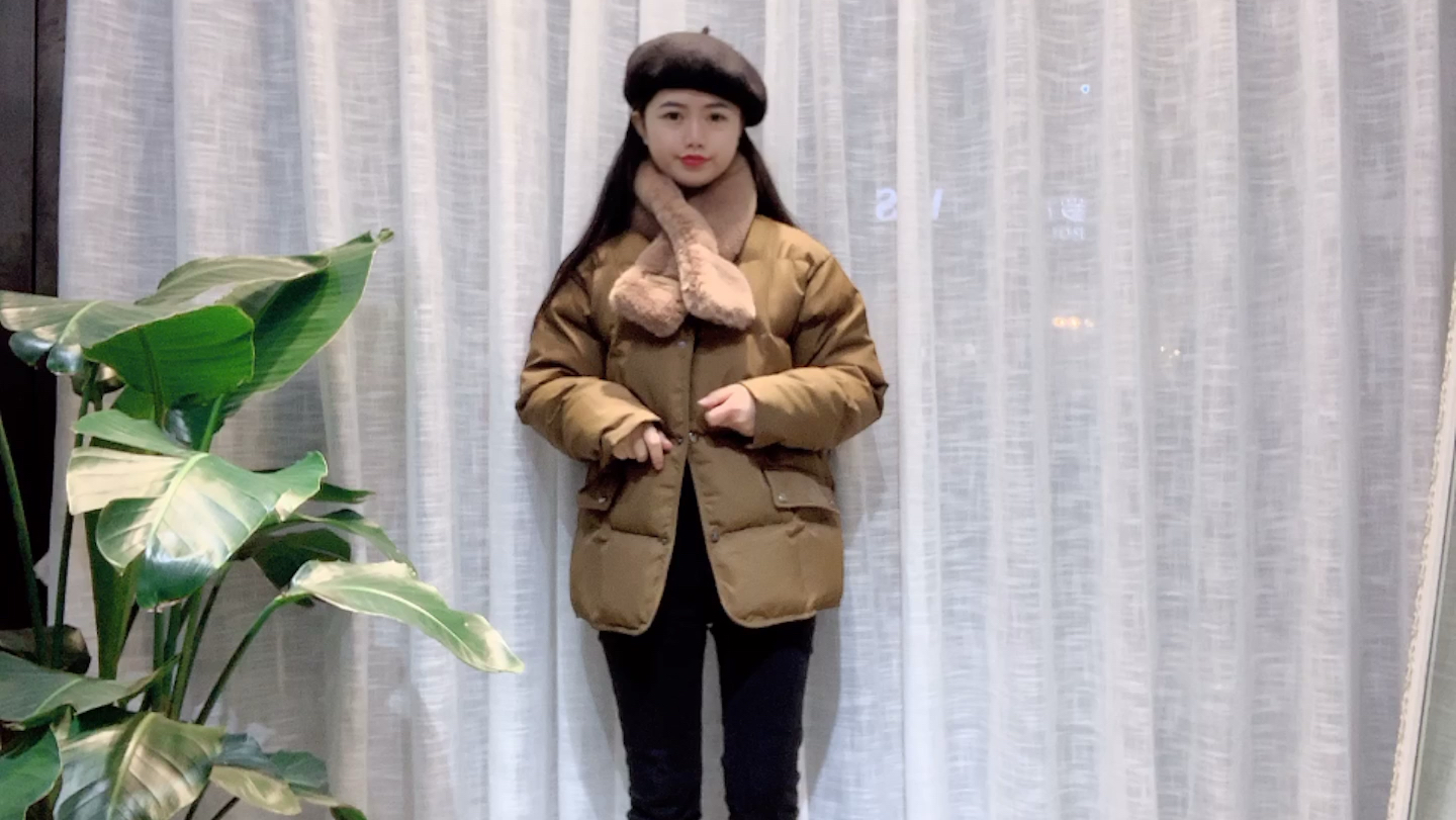 面包服搭配黑色牛仔裤,简单不挑人穿的一套