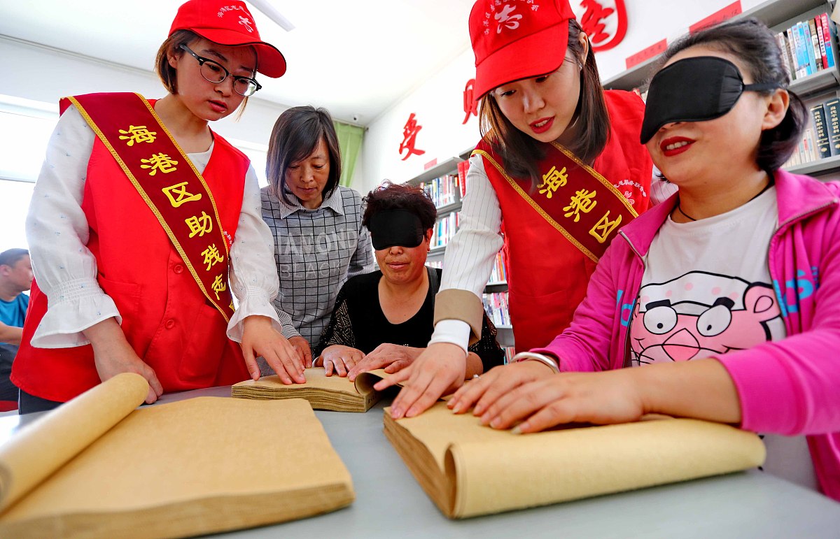 ***_***2018年5月18日,河北秦皇岛,海港区残联助残志愿者指导西港里社