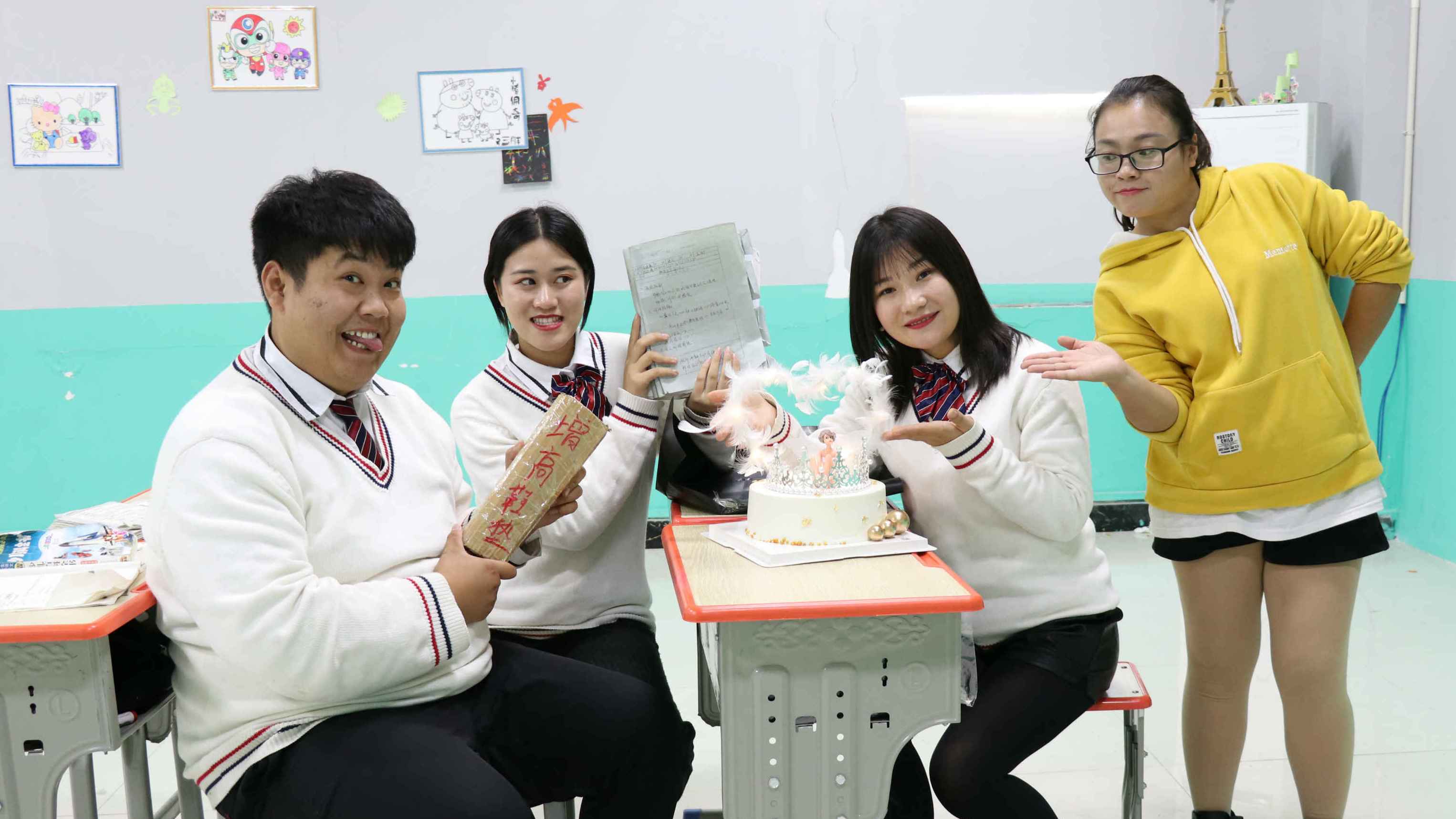 #搞笑视频#女同学生日,老师带来了生日蛋糕,没想同学们送的礼物一个比一个奇葩,尤其是女学霸